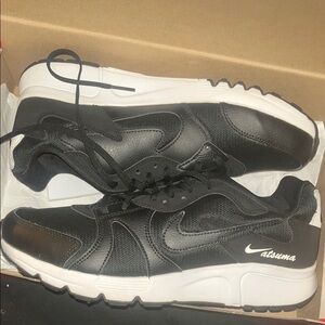 Nike Black and white atsuma